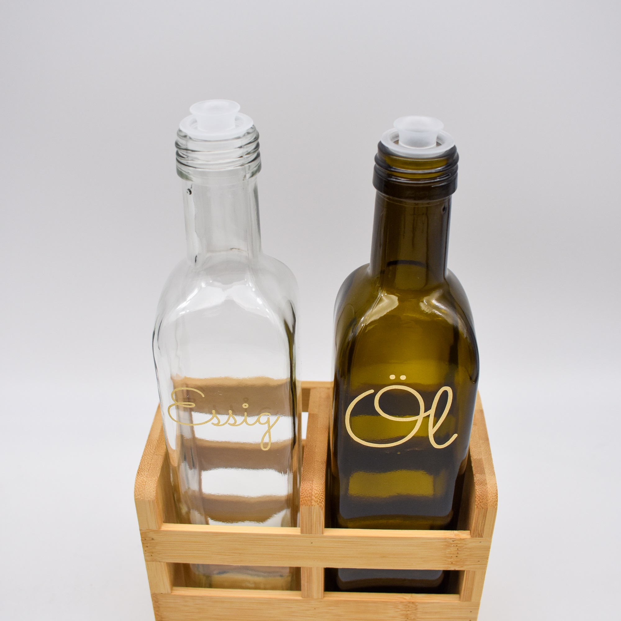 Essig Öl Set mit Bambus-Behälter - 2 Edelstahl-Ausgießer und 2 Deckel in  Schwarz - Olivenmax - Dein Onlineshop für Olivenöl!