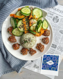 Hackbällchen mit süß-saurem Salat und Reis