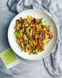 Nudelsalat mit Gemüse und Feta